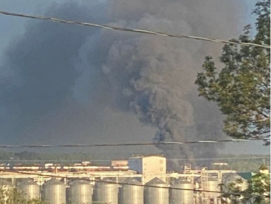 У росії горить підприємство після атаки дронів, фото з відкритих джерел
