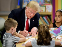 Трамп раскрашивает флаг