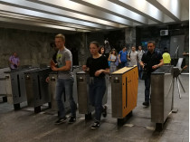 Вход на станцию метро