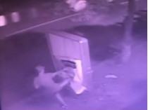 Подросток разбил ногой ситилайт