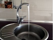 вода течет из крана 