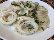 Как приготовить кальмары в сметанном соусе