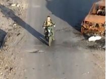 российский оккупант на мотоцикле