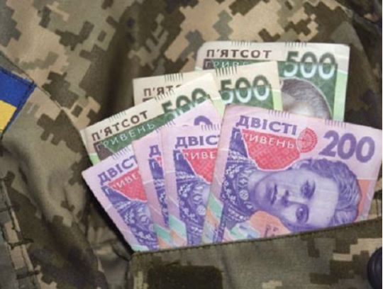 Военный и деньги, фото из открытых источников