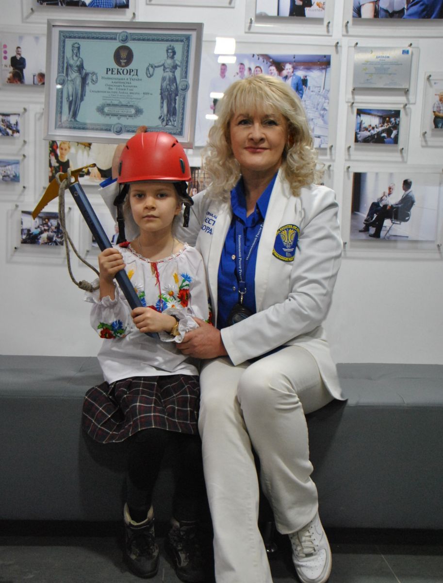 На день народження Саша у подарунок отримала свій перший льодоруб. З керівником Національного реєстру рекордів України Ланою Вєтровою