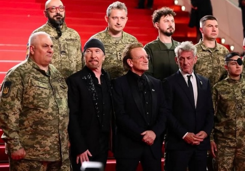 Коля Серга на красной дорожке с побратимами, Боно и Шоном Пенном Коля Сєрга на червоній доріжці з побратимами, Боно та Шоном Пенном. Фото instagram.